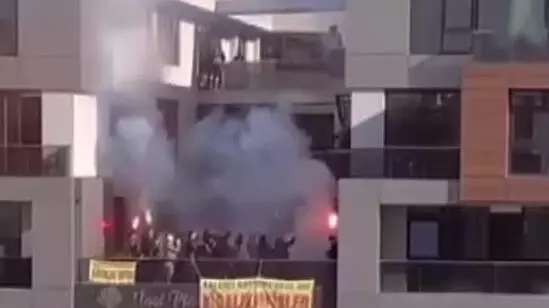 Koronaya aldırmadan terasta eğlendiler! 50 kişilik yılbaşı partisine 113 bin 400 lira ceza kesildi Koronaya aldırmadan terasta eğlendiler! 50 kişilik yılbaşı partisine 113 bin 400 lira ceza kesildi