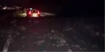 Artvin'de heyelan nedeniyle karayolu trafiğe kapandı Artvin'de heyelan nedeniyle karayolu trafiğe kapandı