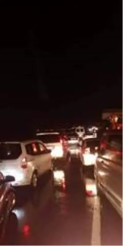 Artvin'de heyelan nedeniyle karayolu trafiğe kapandı Artvin'de heyelan nedeniyle karayolu trafiğe kapandı
