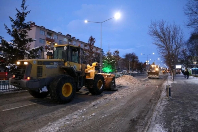 Karla mücadele ekiplerine bin 500 personel ve bin araç tahsis edildi