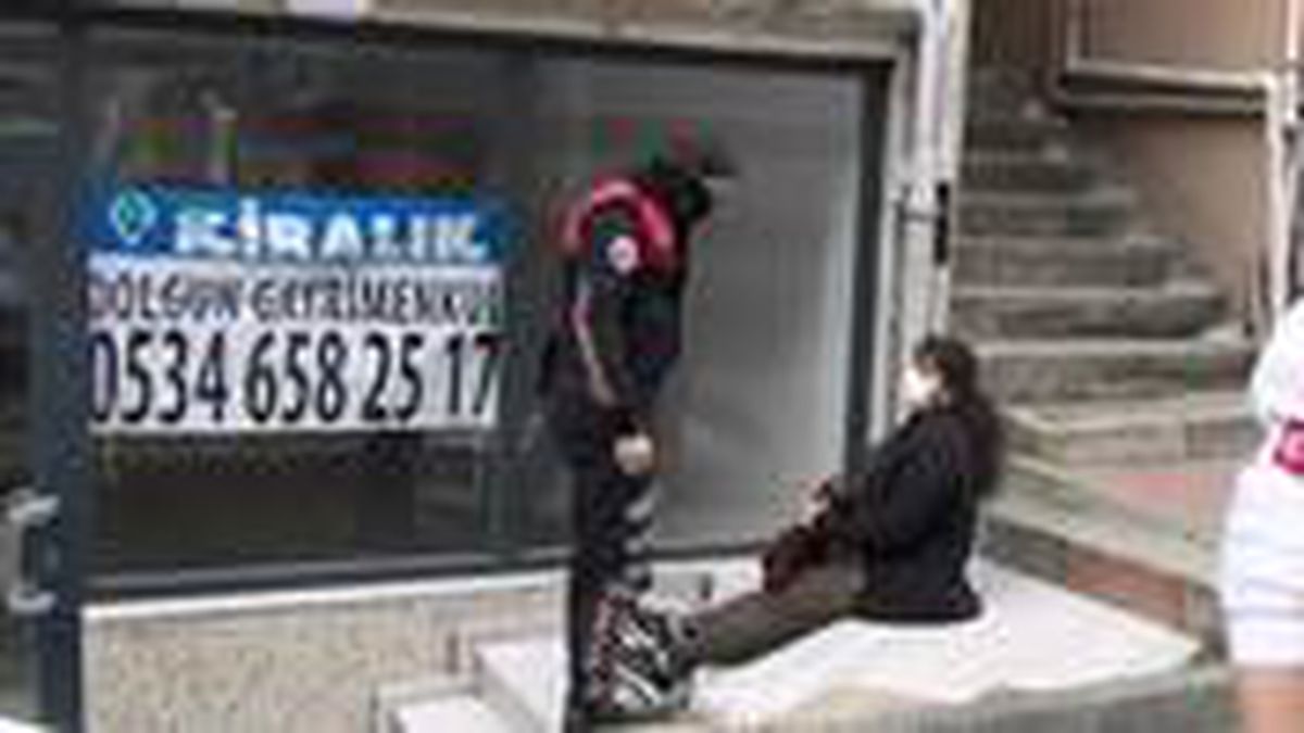 Cani koca karısını ve baldızını bıçaklayıp kaçtı! Yaralı kadınların feryadı mahalleyi ayağa kaldırdı
