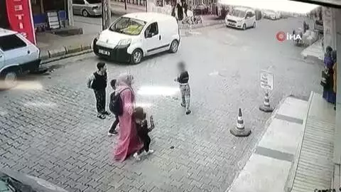 Son dakika! Çocuğu havaya kaldırıp yere çarpan esnaftan ilginç savunma: 'Kolum sakat olduğu için çocuk yere düştü' Son dakika! Çocuğu havaya kaldırıp yere çarpan esnaftan ilginç savunma: 'Kolum sakat olduğu için çocuk yere düştü'