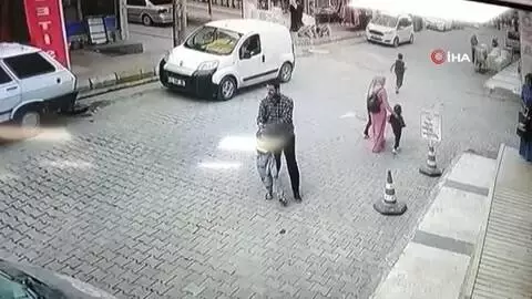 Son dakika! Çocuğu havaya kaldırıp yere çarpan esnaftan ilginç savunma: 'Kolum sakat olduğu için çocuk yere düştü' Son dakika! Çocuğu havaya kaldırıp yere çarpan esnaftan ilginç savunma: 'Kolum sakat olduğu için çocuk yere düştü'