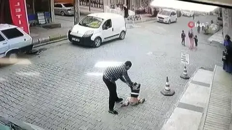 Son dakika! Çocuğu havaya kaldırıp yere çarpan esnaftan ilginç savunma: 'Kolum sakat olduğu için çocuk yere düştü' Son dakika! Çocuğu havaya kaldırıp yere çarpan esnaftan ilginç savunma: 'Kolum sakat olduğu için çocuk yere düştü'