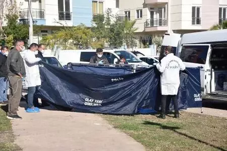 Çocuk parkında cansız beden bulundu! Yanındaki enjektör kafaları karıştırdı Çocuk parkında cansız beden bulundu! Yanındaki enjektör kafaları karıştırdı