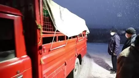 Çubuk Belediye Başkanı Demirbaş, canlı hayvan pazarını denetledi Çubuk Belediye Başkanı Demirbaş, canlı hayvan pazarını denetledi