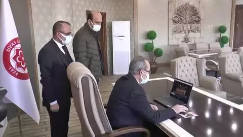 Cumhuriyet Üniversitesi Rektörü Yıldız, AA'nın 'Yılın Fotoğrafları' oylamasına katıldı Cumhuriyet Üniversitesi Rektörü Yıldız, AA'nın 'Yılın Fotoğrafları' oylamasına katıldı