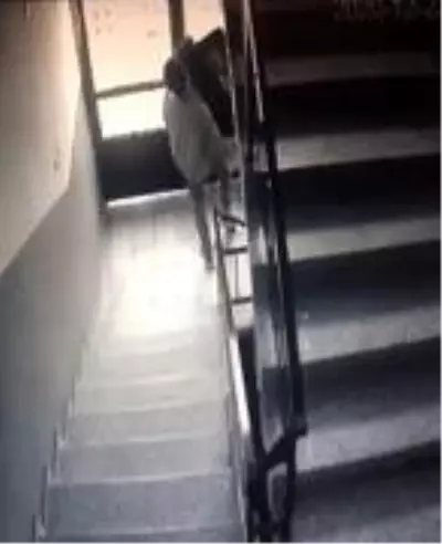 Son Dakika | Depodan eşya çalıp çıkarken apartman yöneticisine selam verdi Son Dakika | Depodan eşya çalıp çıkarken apartman yöneticisine selam verdi