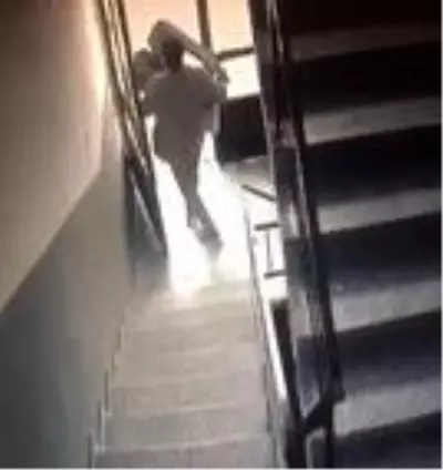 Son Dakika | Depodan eşya çalıp çıkarken apartman yöneticisine selam verdi Son Dakika | Depodan eşya çalıp çıkarken apartman yöneticisine selam verdi
