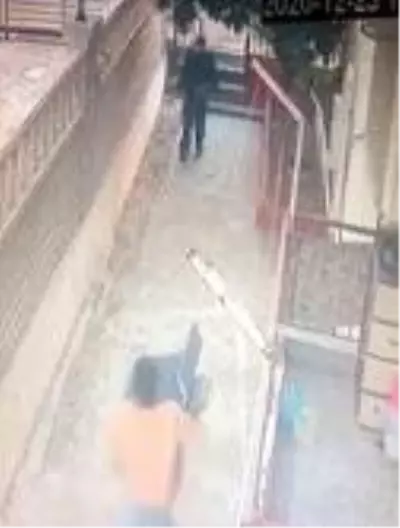 Son Dakika | Depodan eşya çalıp çıkarken apartman yöneticisine selam verdi Son Dakika | Depodan eşya çalıp çıkarken apartman yöneticisine selam verdi