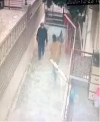 Son Dakika | Depodan eşya çalıp çıkarken apartman yöneticisine selam verdi Son Dakika | Depodan eşya çalıp çıkarken apartman yöneticisine selam verdi