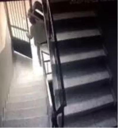 Son Dakika | Depodan eşya çalıp çıkarken apartman yöneticisine selam verdi Son Dakika | Depodan eşya çalıp çıkarken apartman yöneticisine selam verdi