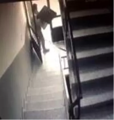 Son Dakika | Depodan eşya çalıp çıkarken apartman yöneticisine selam verdi Son Dakika | Depodan eşya çalıp çıkarken apartman yöneticisine selam verdi
