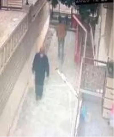 Son Dakika | Depodan eşya çalıp çıkarken apartman yöneticisine selam verdi Son Dakika | Depodan eşya çalıp çıkarken apartman yöneticisine selam verdi