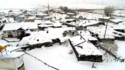 Kar ve tipi köy yollarını ulaşıma kapadı Kar ve tipi köy yollarını ulaşıma kapadı