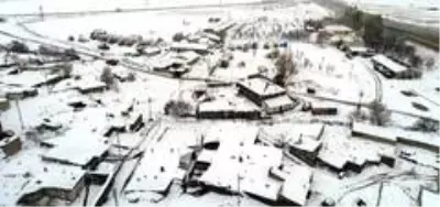 Kar ve tipi köy yollarını ulaşıma kapadı Kar ve tipi köy yollarını ulaşıma kapadı