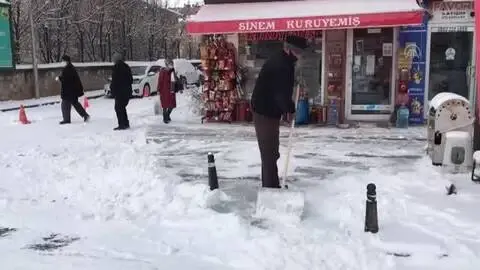 Doğu Karadeniz'de kar yağışı etkili oluyor Doğu Karadeniz'de kar yağışı etkili oluyor