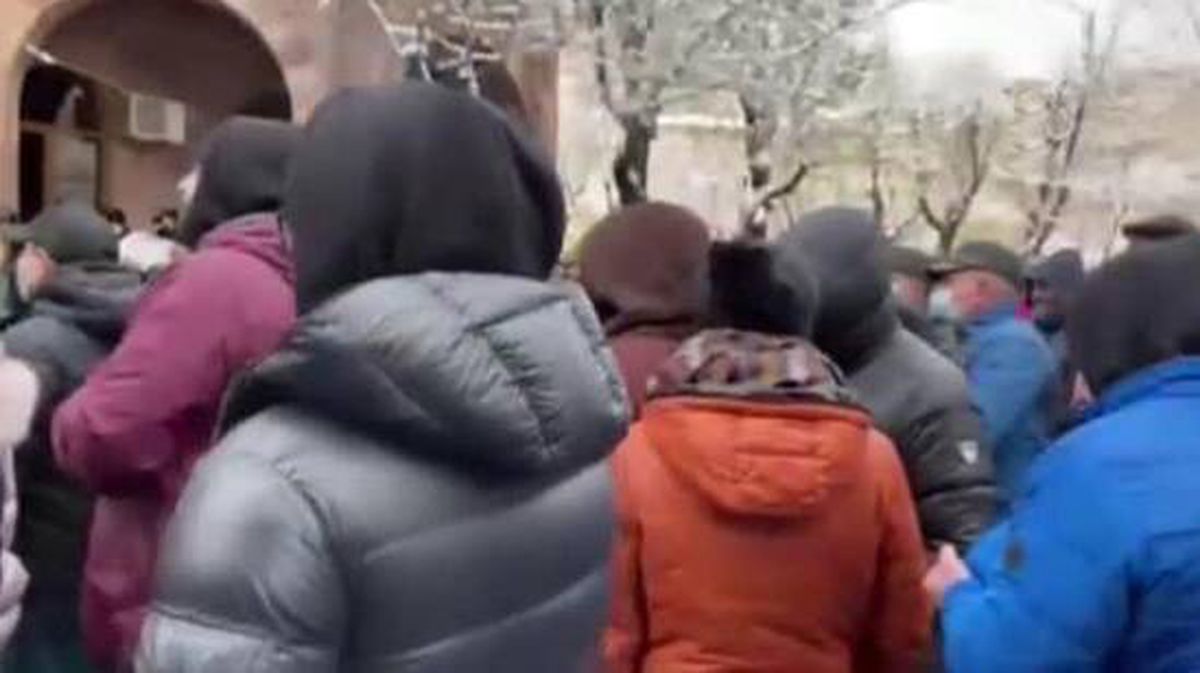Ermenistan'da protestocular Başbakanlık binasını kuşattı