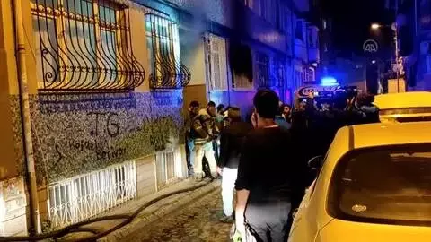 Fatih'te 4 katlı binada çıkan yangın söndürüldü Fatih'te 4 katlı binada çıkan yangın söndürüldü