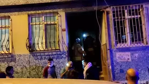 Fatih'te 4 katlı binada çıkan yangın söndürüldü Fatih'te 4 katlı binada çıkan yangın söndürüldü