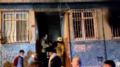 Fatih'te 4 katlı binada çıkan yangın söndürüldü Fatih'te 4 katlı binada çıkan yangın söndürüldü