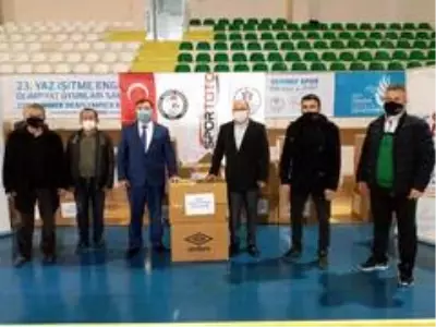 Güreş kulüplerine malzeme yardımı sürüyor Güreş kulüplerine malzeme yardımı sürüyor