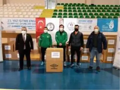Güreş kulüplerine malzeme yardımı sürüyor Güreş kulüplerine malzeme yardımı sürüyor