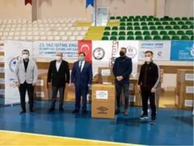 Güreş kulüplerine malzeme yardımı sürüyor Güreş kulüplerine malzeme yardımı sürüyor