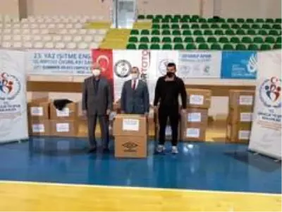 Güreş kulüplerine malzeme yardımı sürüyor Güreş kulüplerine malzeme yardımı sürüyor