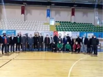 Güreş kulüplerine malzeme yardımı sürüyor Güreş kulüplerine malzeme yardımı sürüyor