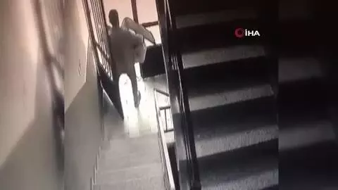Hırsızın rahat tavırları 'pes' dedirtti...Depodan eşya çalıp çıkarken apartman yöneticisine böyle selam verdi Hırsızın rahat tavırları 'pes' dedirtti...Depodan eşya çalıp çıkarken apartman yöneticisine böyle selam verdi