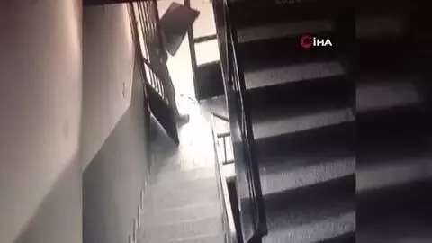 Hırsızın rahat tavırları 'pes' dedirtti...Depodan eşya çalıp çıkarken apartman yöneticisine böyle selam verdi Hırsızın rahat tavırları 'pes' dedirtti...Depodan eşya çalıp çıkarken apartman yöneticisine böyle selam verdi