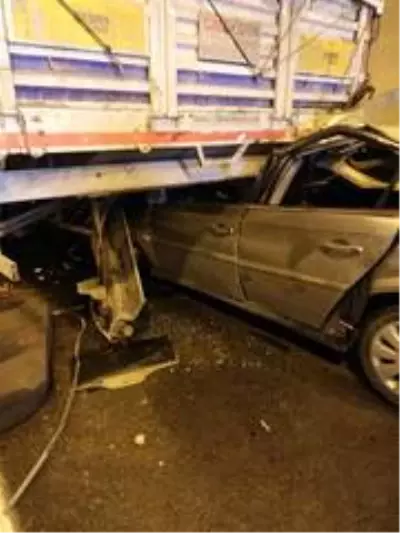 Hurdaya dönen araçtan sağ çıktılar Hurdaya dönen araçtan sağ çıktılar