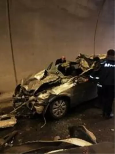 Hurdaya dönen araçtan sağ çıktılar Hurdaya dönen araçtan sağ çıktılar