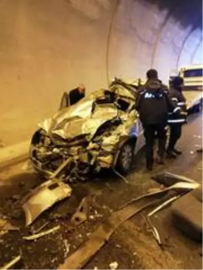 Hurdaya dönen araçtan sağ çıktılar Hurdaya dönen araçtan sağ çıktılar