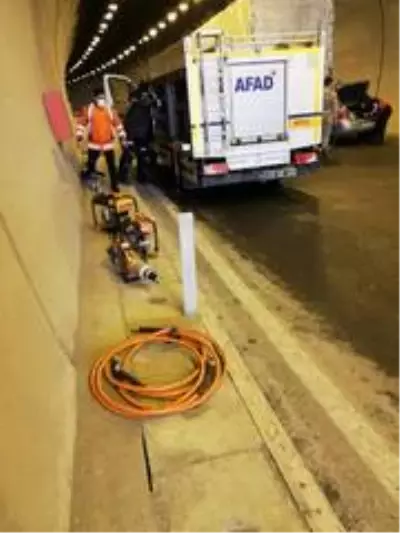 Hurdaya dönen araçtan sağ çıktılar Hurdaya dönen araçtan sağ çıktılar