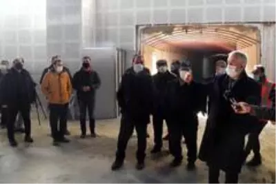 Isparta Belediye Başkanı Başdeğirmen, meclis üyelerine fuar alanındaki çalışmaları anlattı