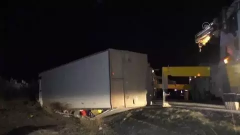 KAHRAMANMARAŞ - Trafik kazası: 5 yaralı KAHRAMANMARAŞ - Trafik kazası: 5 yaralı