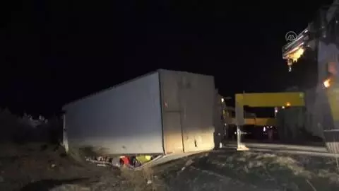 KAHRAMANMARAŞ - Trafik kazası: 5 yaralı KAHRAMANMARAŞ - Trafik kazası: 5 yaralı