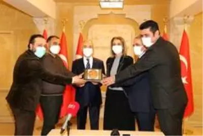 Kapadokya'da balon turizmcileri öğrencilere 100 tablet hediye etti Kapadokya'da balon turizmcileri öğrencilere 100 tablet hediye etti
