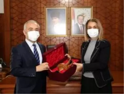 Kapadokya'da balon turizmcileri öğrencilere 100 tablet hediye etti Kapadokya'da balon turizmcileri öğrencilere 100 tablet hediye etti