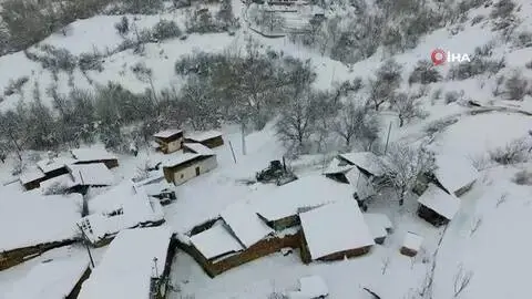 Kar ve tipi köy yollarını ulaşıma kapadı Kar ve tipi köy yollarını ulaşıma kapadı