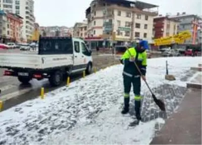 Keçiören'de 150 personelle ilk kar temizliği yapıldı Keçiören'de 150 personelle ilk kar temizliği yapıldı