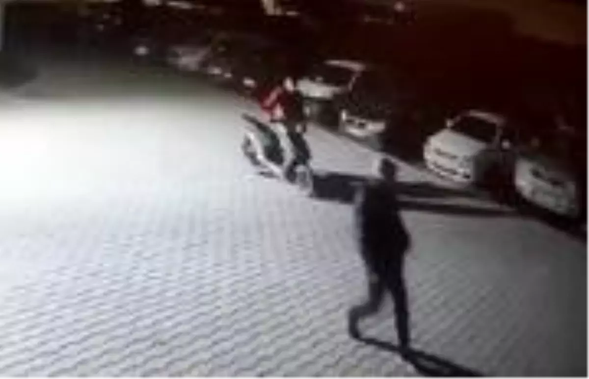 Son dakika! Kısıtlamada motosiklet çalan hırsızlar kamerada