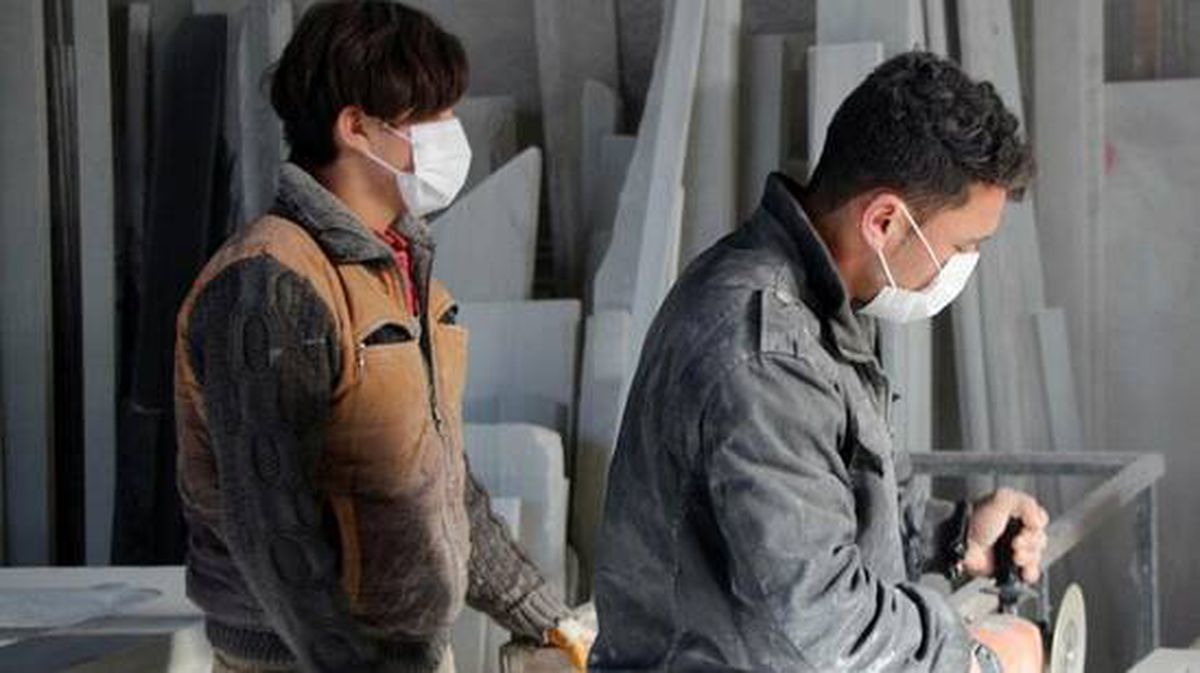 Korona sürecinde köşeyi dönen mermer mezar ustaları, iş yetiştiremeyince eleman almaya başladı
