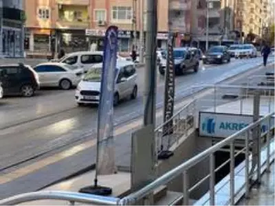 Mardin'de yolda oluşan buzlanma araçlara zor anlar yaşattı Mardin'de yolda oluşan buzlanma araçlara zor anlar yaşattı