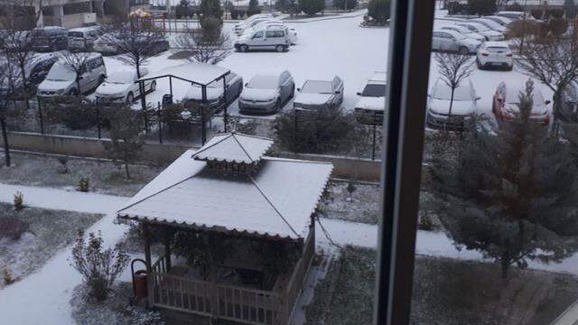 Meteoroloji uyarmıştı! Ankara'da yılın ilk kar yağışı başladı