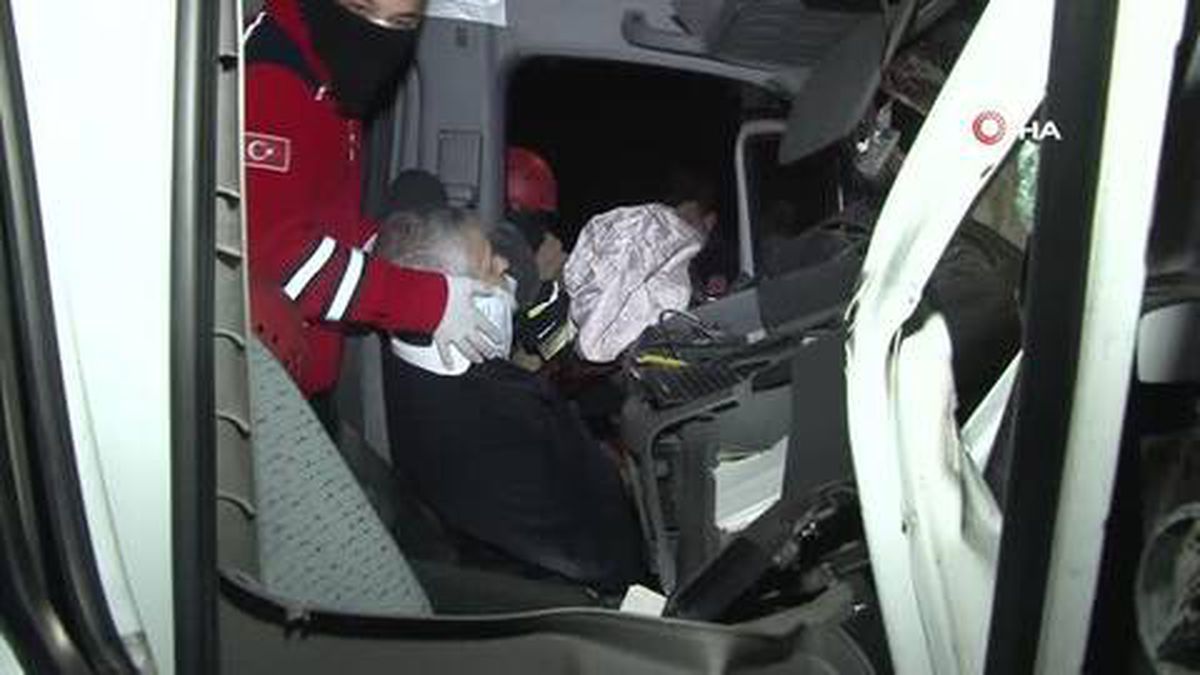 Minibüs, emniyet şeridinde hafriyat kamyonuna çarptı: 3 yaralı