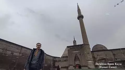 Öğrenciler tarihi mekanlarda Necip Fazıl şiiri seslendirdi Öğrenciler tarihi mekanlarda Necip Fazıl şiiri seslendirdi