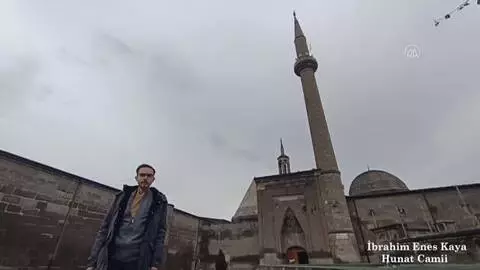 Öğrenciler tarihi mekanlarda Necip Fazıl şiiri seslendirdi Öğrenciler tarihi mekanlarda Necip Fazıl şiiri seslendirdi